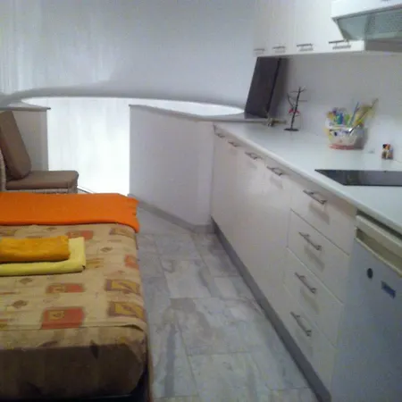 Penthouse *roof Garden* Pool* Gym-finikoudes Beach * Larnaca