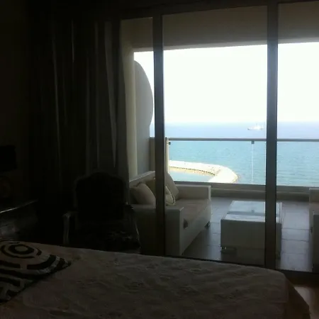 Penthouse *roof Garden* Pool* Gym-finikoudes Beach Lägenhet Larnaca