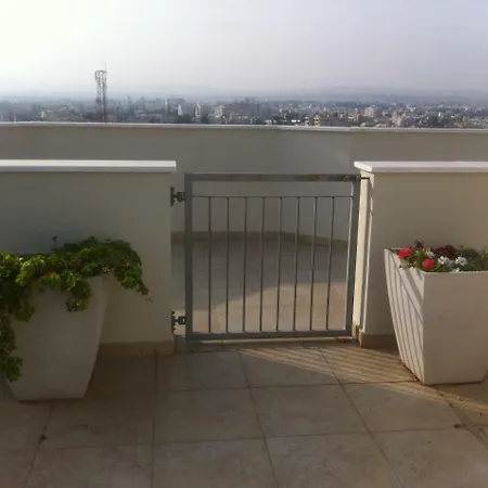 Penthouse *roof Garden* Pool* Gym-finikoudes Beach * Larnaca